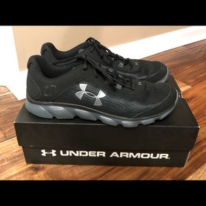 Under Armour Micro Assert men’s size 14